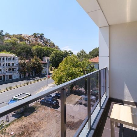 Modern 1-Bedroom Apartment With Free Parking بلوفديف المظهر الخارجي الصورة