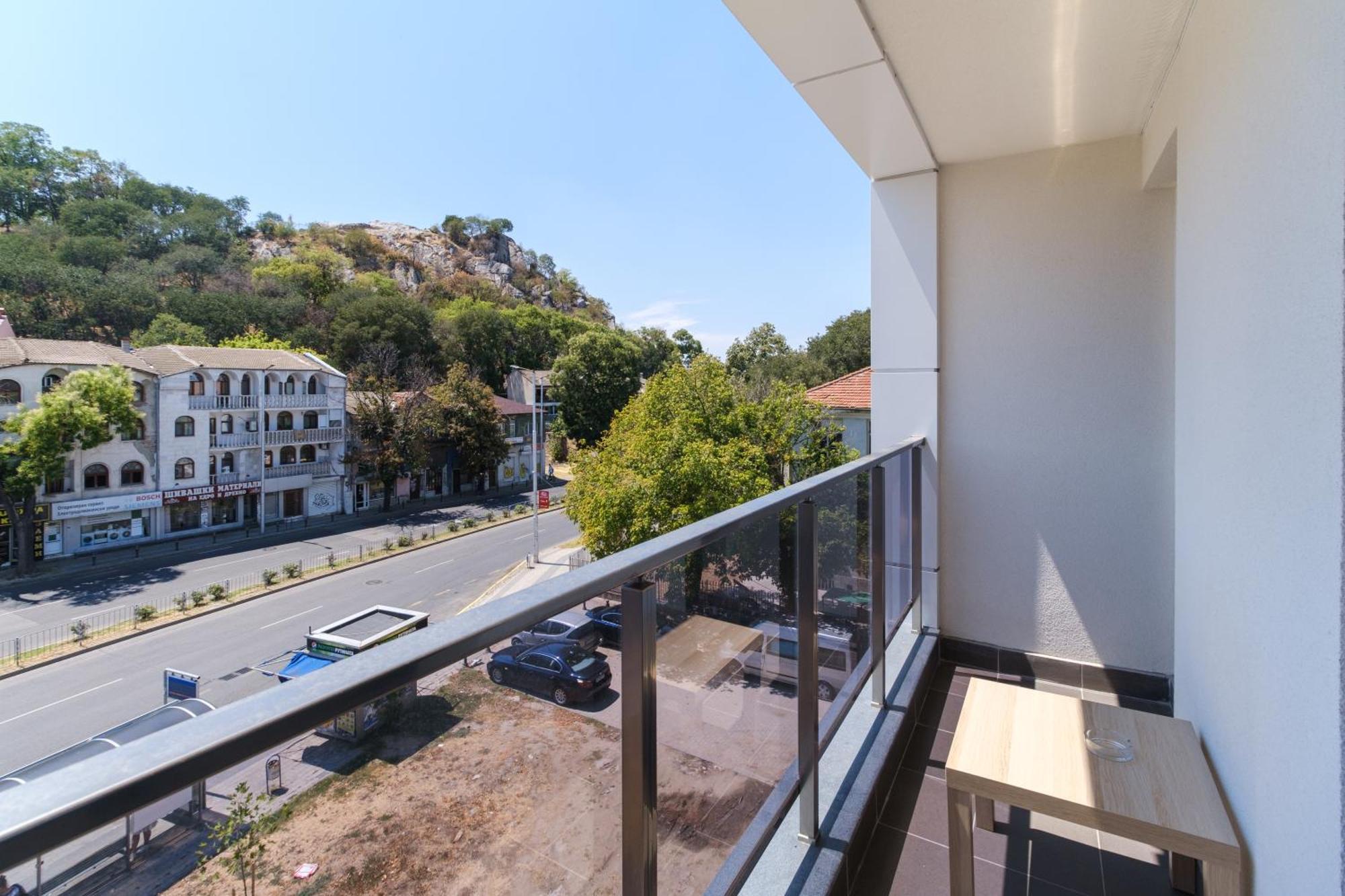 Modern 1-Bedroom Apartment With Free Parking بلوفديف المظهر الخارجي الصورة