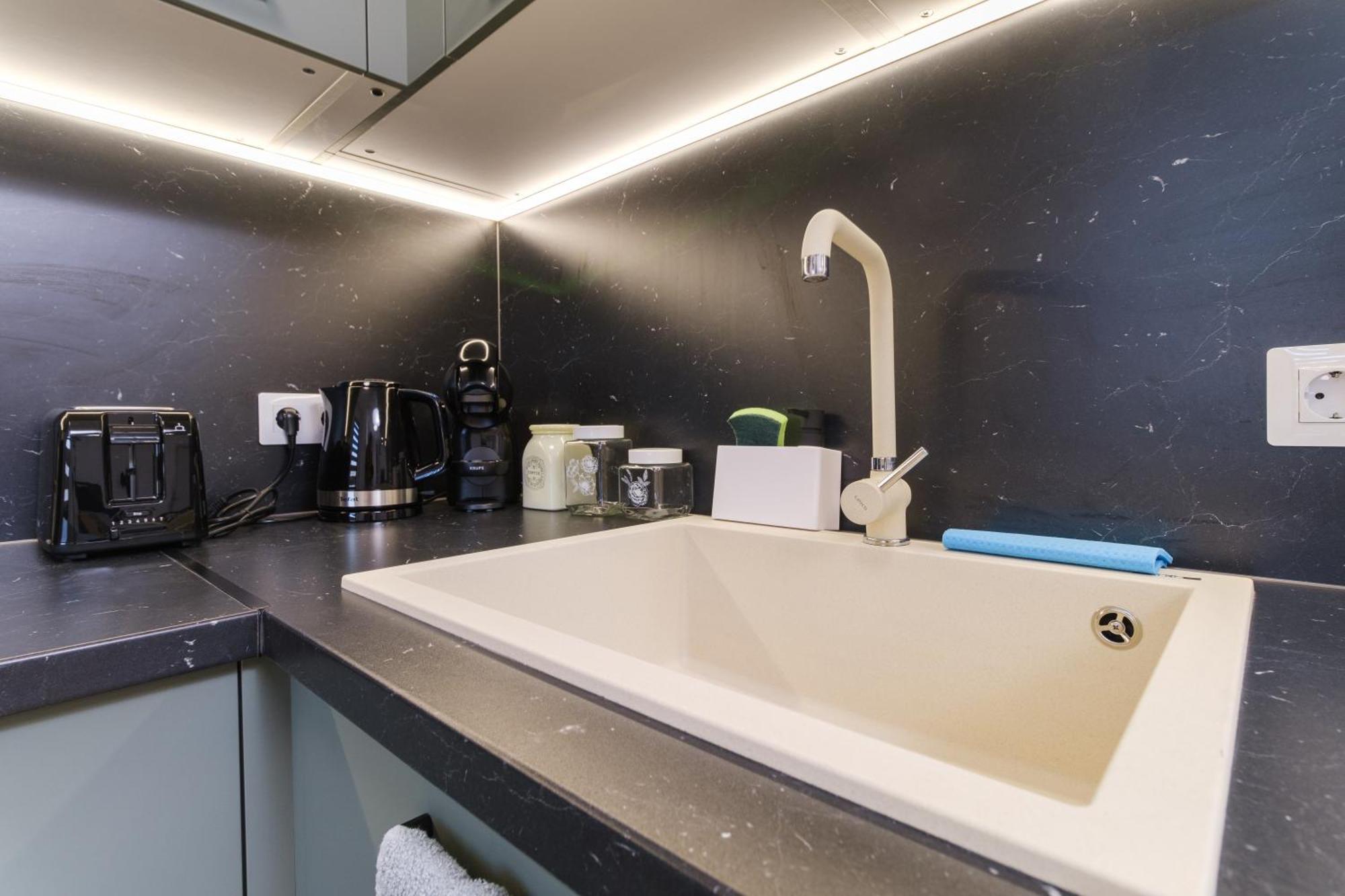 Modern 1-Bedroom Apartment With Free Parking بلوفديف المظهر الخارجي الصورة